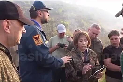 Российский губернатор поковырял в носу, вытер руку о подчиненную и попал на видео