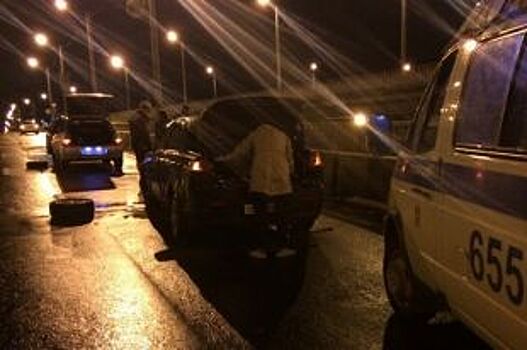 Из-за ямы на мосту в Ленинском районе шесть автомобилей лишились колёс