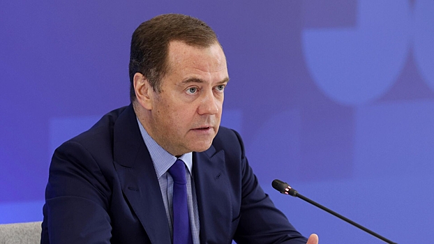 Медведев сыронизировал над наигранной реакцией Зеленского на "звонок" Макрона