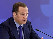 Медведев сыронизировал над наигранной реакцией Зеленского на "звонок" Макрона