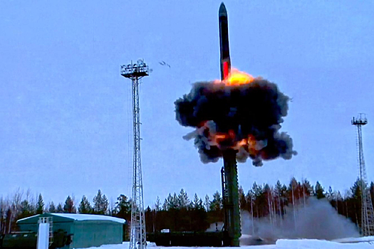 На космодроме Плесецк проведён учебно-боевой пуск твердотопливной межконтинентальной баллистической ракеты ПГРК «Ярс» мобильного базирования