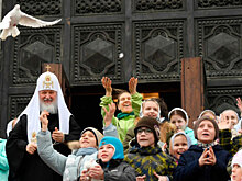 Патриарх Кирилл выпустил в небо белых голубей в канун Пасхи