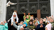 Патриарх Кирилл выпустил в небо белых голубей в канун Пасхи