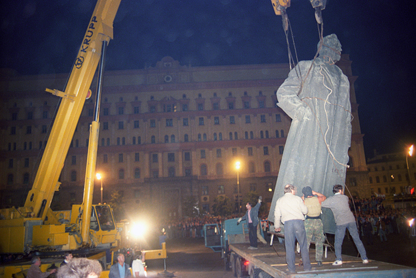 Чтобы избежать возможных разрушений московские власти приняли решение аккуратно снести памятник с помощью строительной техники.