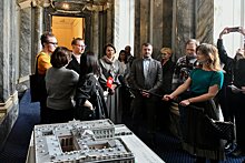 В Русском музее при поддержке БФ «Система» и МТС открыли тактильный макет Мраморного дворца