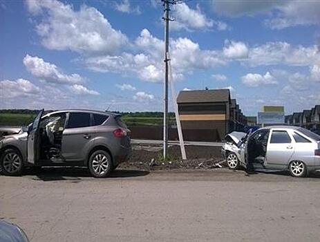 Три человека пострадали при столкновении Ford и "двенадцатой" в Сызранском районе
