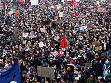 В ФРГ на акции протеста против закона о военной службе вышли тысячи школьников