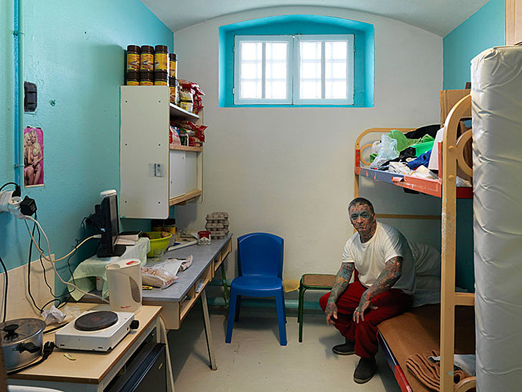 Франция. Заключенный сидит в своей камере в тюрьме Maison d’arrêt de Bois-d’Arcy.