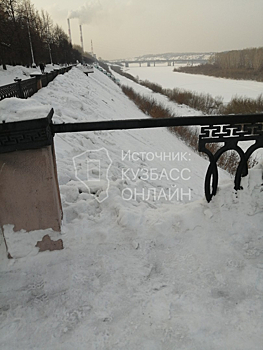 Снегоуборочная техника выломала часть забора на кемеровской набережной