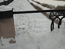 Снегоуборочная техника выломала часть забора на кемеровской набережной
