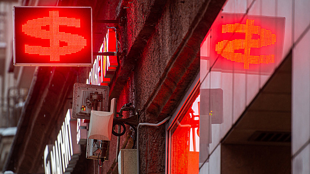 Курс доллара превысил отметку 77 руб впервые с 20 апреля 2022 г