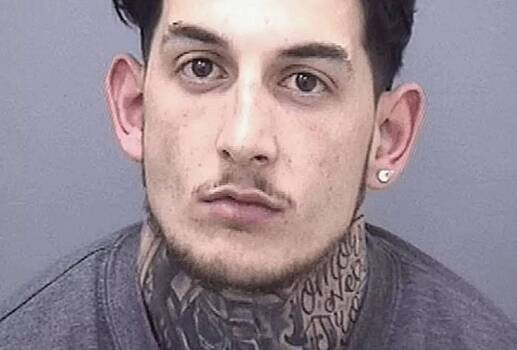 Тюремщица занялась сексом с заключенным в молельной комнате