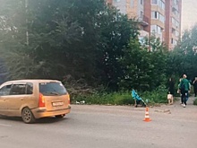 В Омске водитель иномарки сбил мужчину с ребенком в коляске на переходе