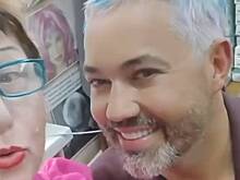 Автор ставшей мемом стрижки «Зимняя вишня» окрасила волосы стилисту Рогову