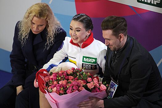 Камила Валиева лидирует в короткой программе на Гран-при России по фигурному катанию в Казани, Муравьёва — вторая