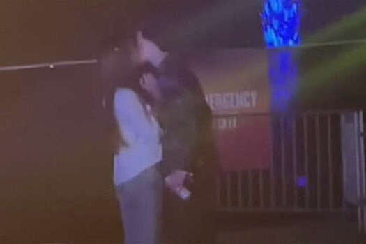 Актер Тимоти Шаламе и модель Сара Талаби поцеловались на музыкальном фестивале
