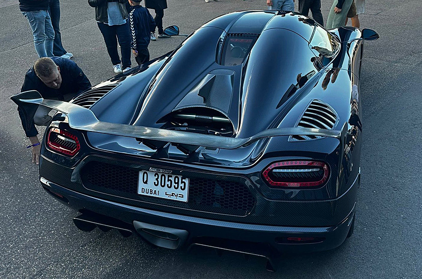 При этом если у Jesko двигатель совмещён с девятидиапазонной роботизированной коробкой Light Speed Transmission (LST), то на Chimera он сочетается с «механикой» CC850.