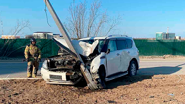 В Новом Уренгое Nissan Patrol на большой скорости снес опору линии электропередач. ВИДЕО