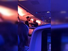Видео: пассажир напал на бортпроводника