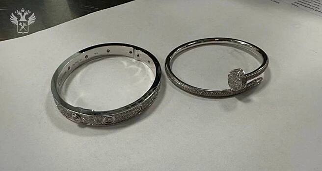 Турист на границе попытался спрятать в носках дорогие браслеты Cartier