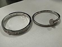 Турист на границе попытался спрятать в носках дорогие браслеты Cartier