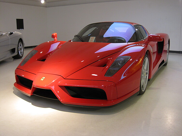 Ferrari Enzo выглядит гораздо скромнее на фоне своего именитого предка. Купе красного цвета, построенное в 2003 году, было продано за 2 640 000 долларов.