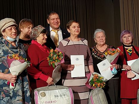 Андрей Барышев поздравил женщин с 8 Марта и вручил Благодарности Госдумы самым активным общественницам