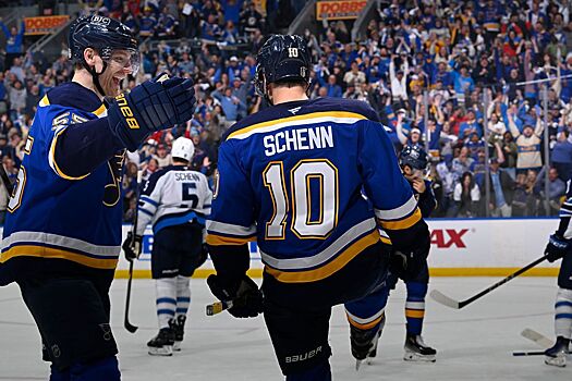 Братья Люк и Брэйден Шенны крепко обнялись после завершения серии «Виннипег» — «Сент-Луис»