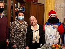 Эльмира Хаймурзина поздравила ветерана с наступающим Новым годом