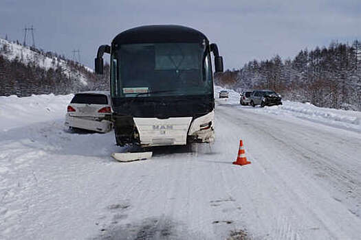 Автобус с пассажирами попал в ДТП под Магаданом