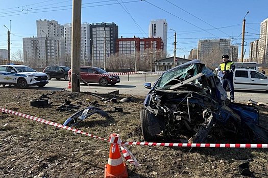 В Челябинске иномарка на большой скорости влетела в столб
