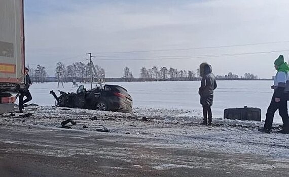 Два человека погибли в лобовом столкновении легковушки с фурой в Татарстане