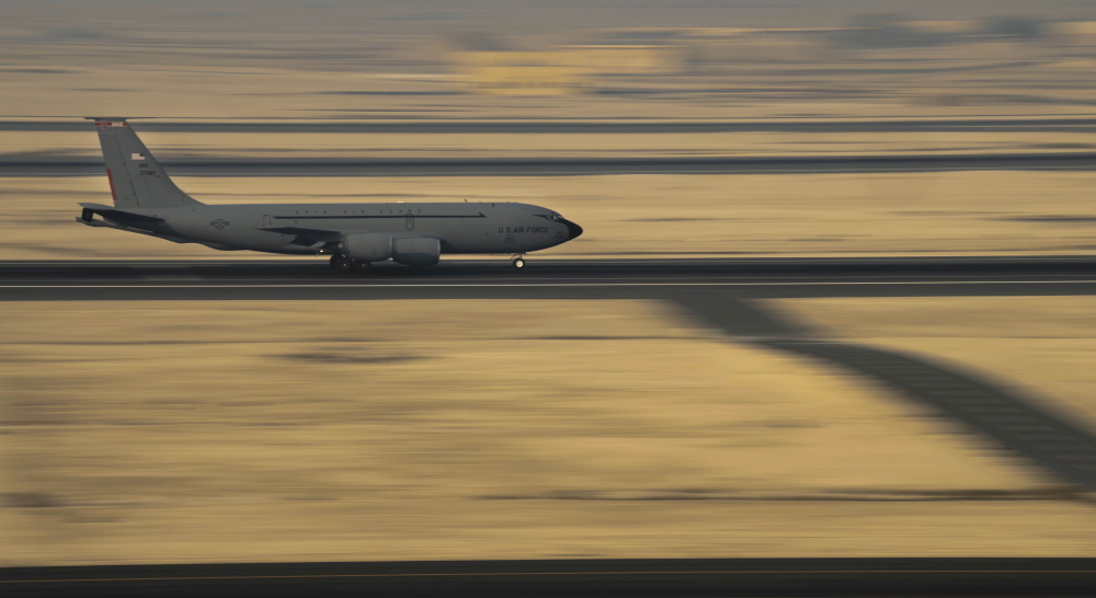 США начали возвращать авиацию и сотрудников на базу в Катаре