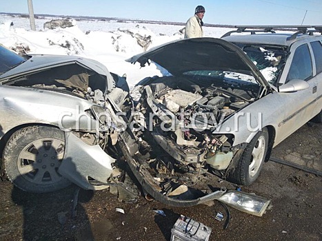 Водитель иномарки пострадал от лобового столкновения легковушек на трассе