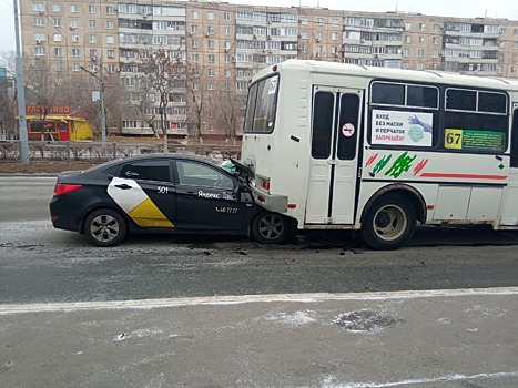 В Оренбурге на ул. Чкалова автомобиль такси врезался в автобус
