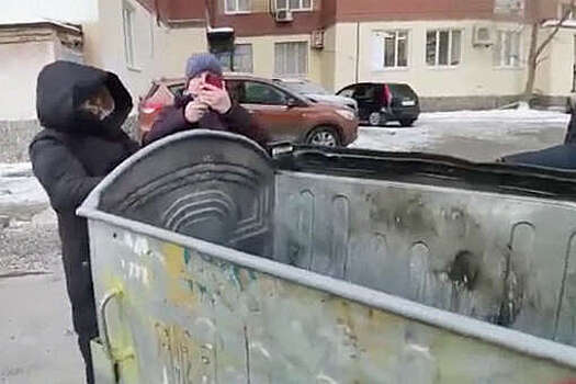 Жители Тюмени устроили "битву" за мусорный бак с коммунальщиками