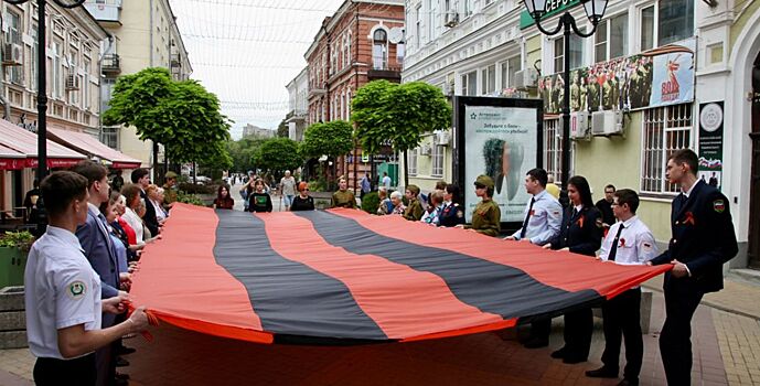 В центре Ростова развернули масштабное Георгиевское полотно – символ воинской доблести и славы России