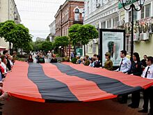 В центре Ростова развернули масштабное Георгиевское полотно – символ воинской доблести и славы России