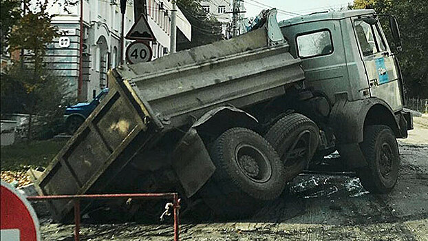 В центре Хабаровска самосвал провалился под землю