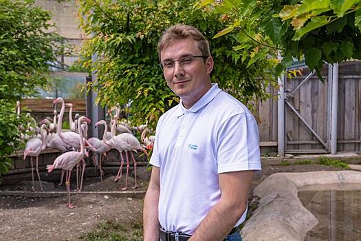 Эколог, спасший якутского фламинго, навестил его в красноярском зоопарке