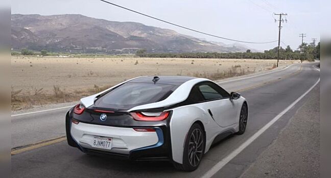 BMW i8 без фальшивого шума двигателя звучит как настоящий спортивный автомобиль