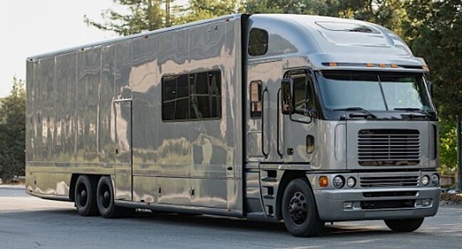 Шикарный гоночный транспортёр способен перевозить два автомобиля и является комфортным домом на колёсах