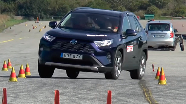 Модернизированный кросовер Toyota RAV4 не справился с «тестом лося»