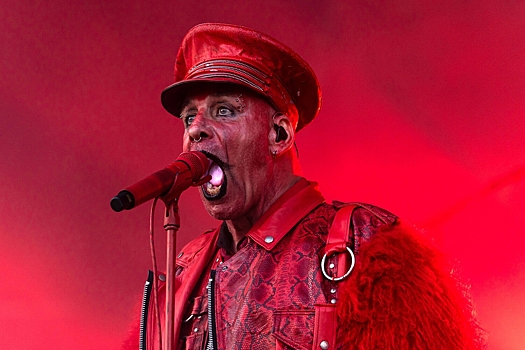 Сотни человек вышли на акцию протеста против солиста Rammstein