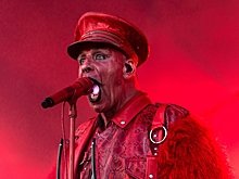 Сотни человек вышли на акцию протеста против солиста Rammstein