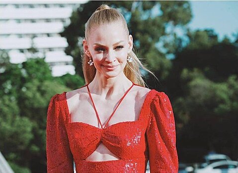 «Цвет не к лицу блондинке»: бледная Светлана Ходченкова потерялась в красном платье
