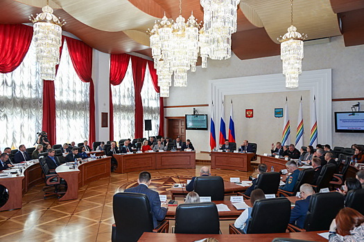 Спикер Заксобрания ЕАО Роман Бойко: С 1 января 2026 года учащиеся 5–11-х классов из многодетных семей будут обеспечены бесплатным питанием