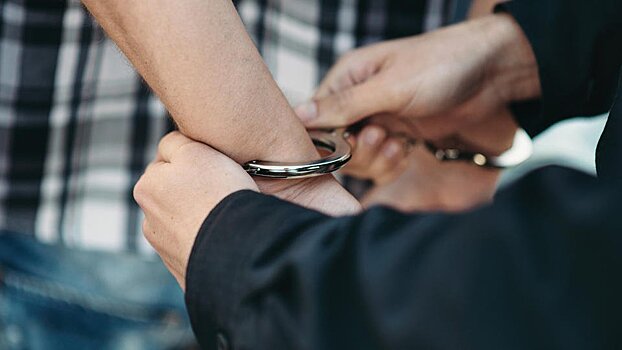 Задержанный дебошир избил полицейского в отделе в Москве