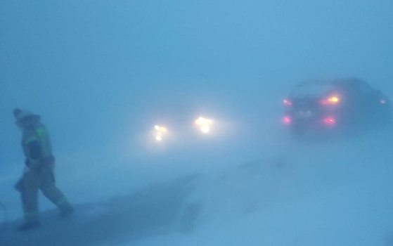 Застрявших на челябинской трассе туристов из Екатеринбурга эвакуировали на снегоходах
