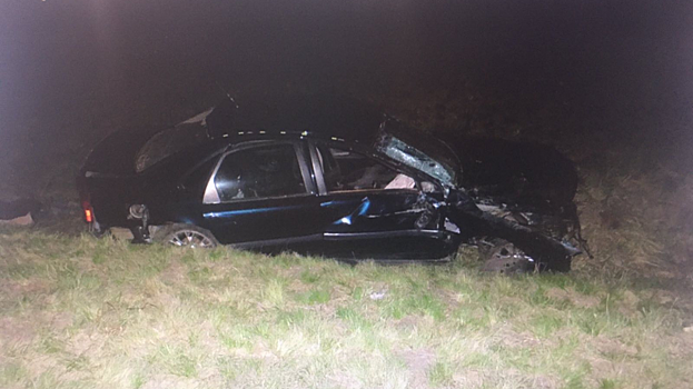 На ночной трассе в Татищевском районе перевернулась Volvo. Водитель погиб на месте ДТП